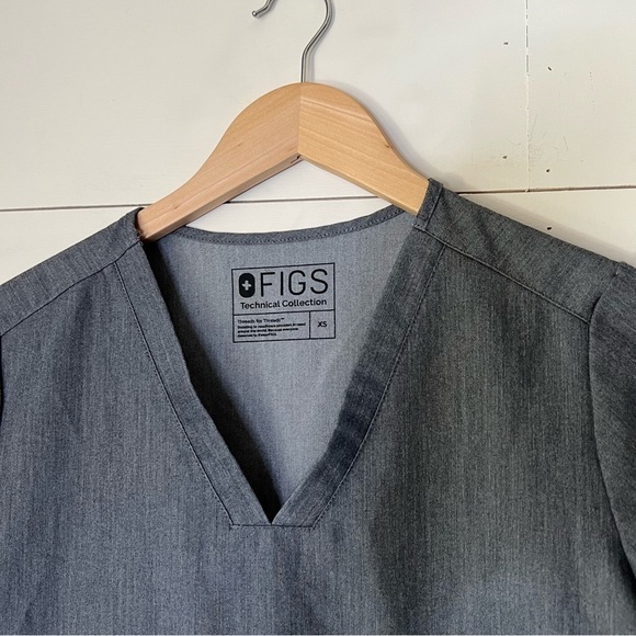 FIGS Casma Three-Pocket Scrub Top - Picture 3 of 7